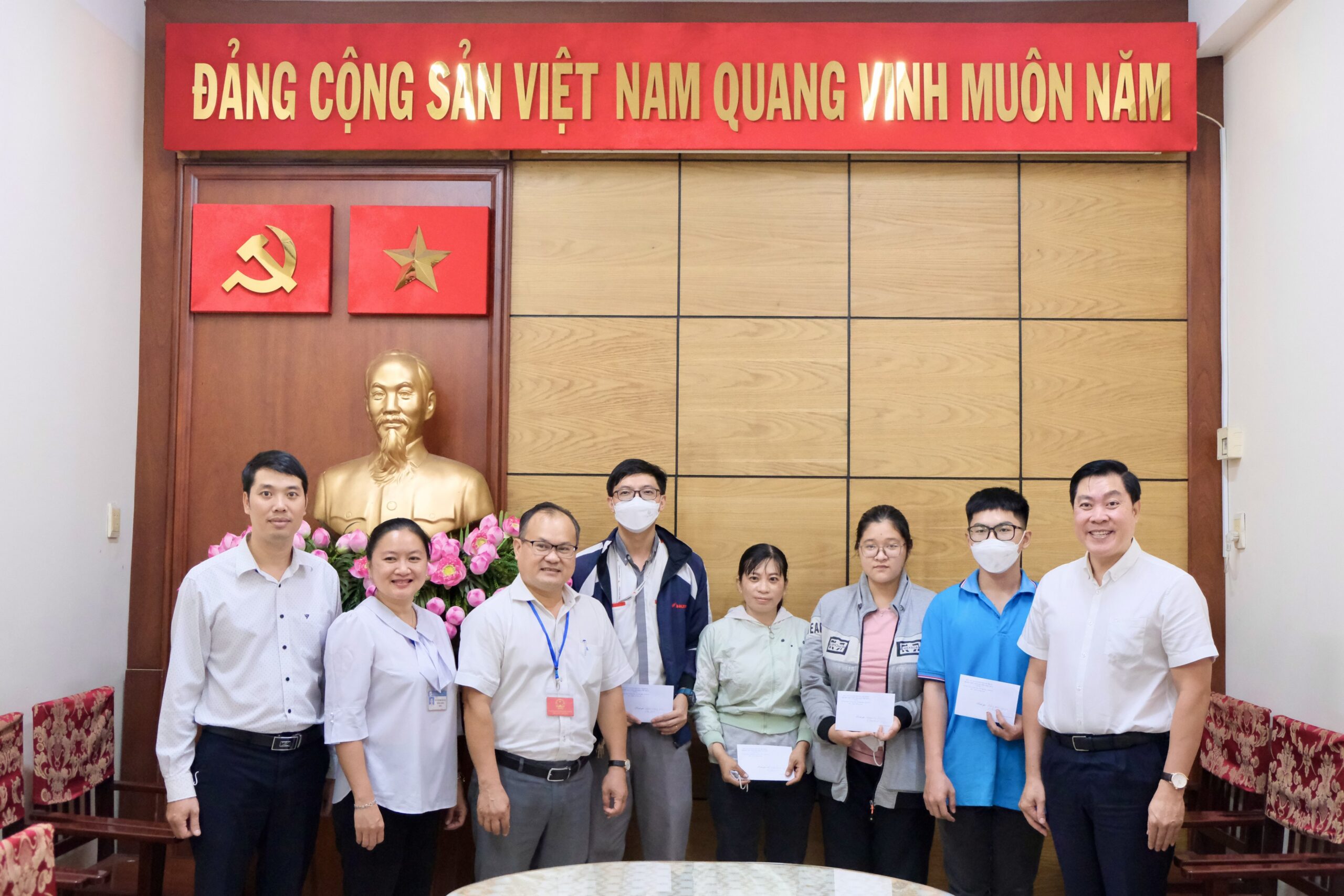 Đảng ủy – Ban Giám đốc Bệnh viện TP Thủ Đức cùng lãnh đạo phường Linh Xuân trao kinh phí chăm lo cho các em có hoàn cảnh đặc biệt khó khăn do dịch bệnh Covid-19.