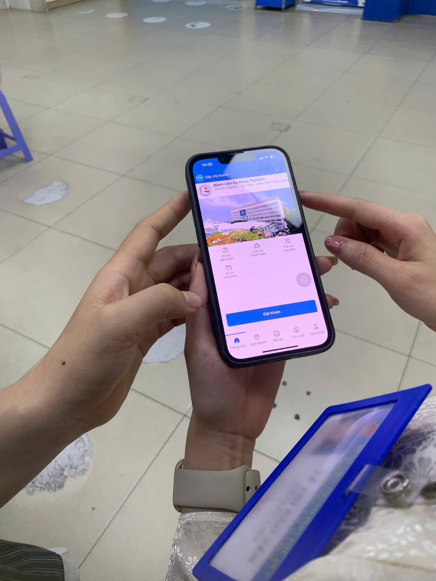 Hình ảnh 3: Người bệnh truy cập ứng dụng di động để đặt lịch khám