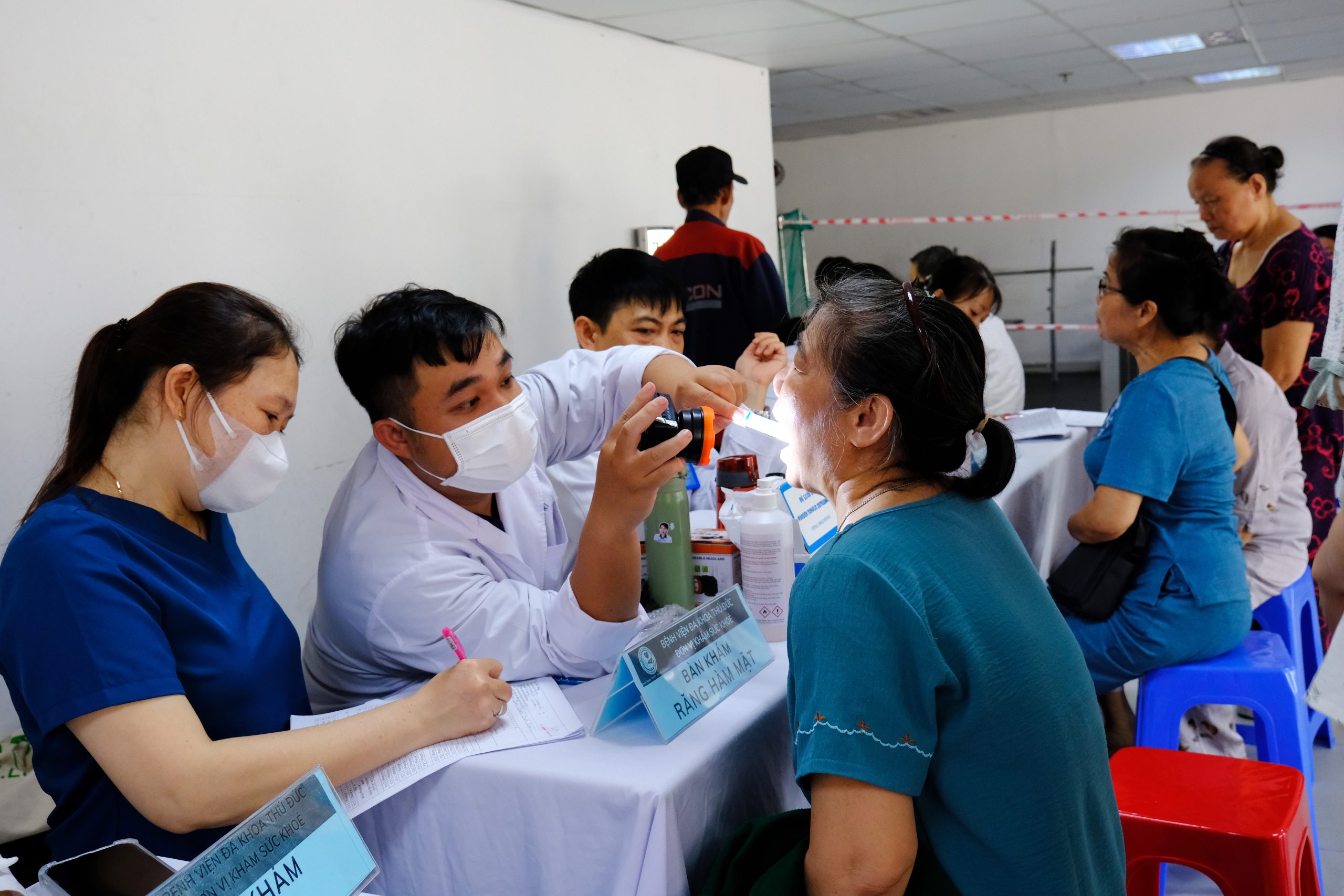 Bệnh viện Đa khoa Thủ Đức triển khai khám sức khỏe toàn dân lưu động cho người dân và học sinh phường Tam Bình 1 DSCF3716 scaled