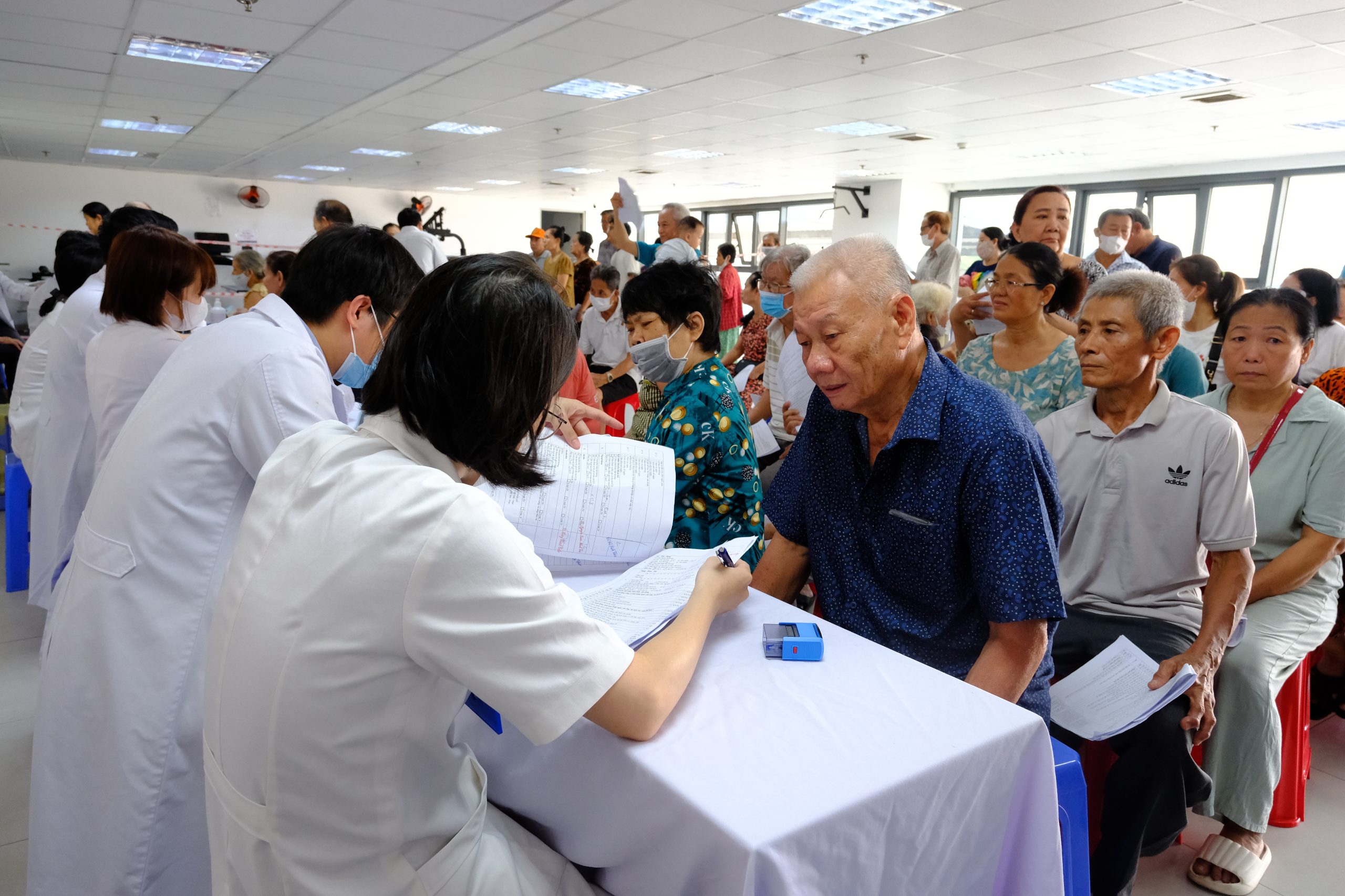 Bệnh viện Đa khoa Thủ Đức triển khai khám sức khỏe toàn dân lưu động cho người dân và học sinh phường Tam Bình 7 DSCF3782 scaled