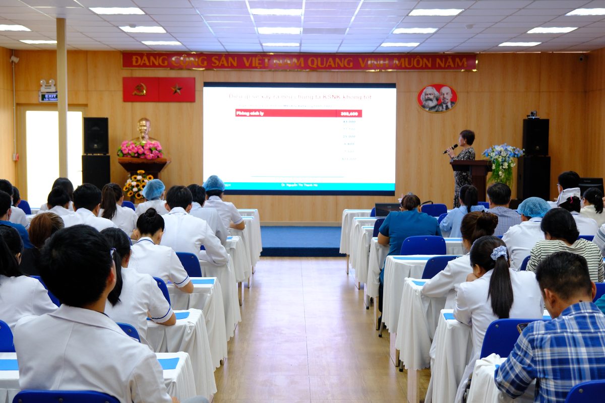 Khai giảng khóa đào tạo Kiểm soát nhiễm khuẩn cơ bản năm 2026 8 DSCF4428