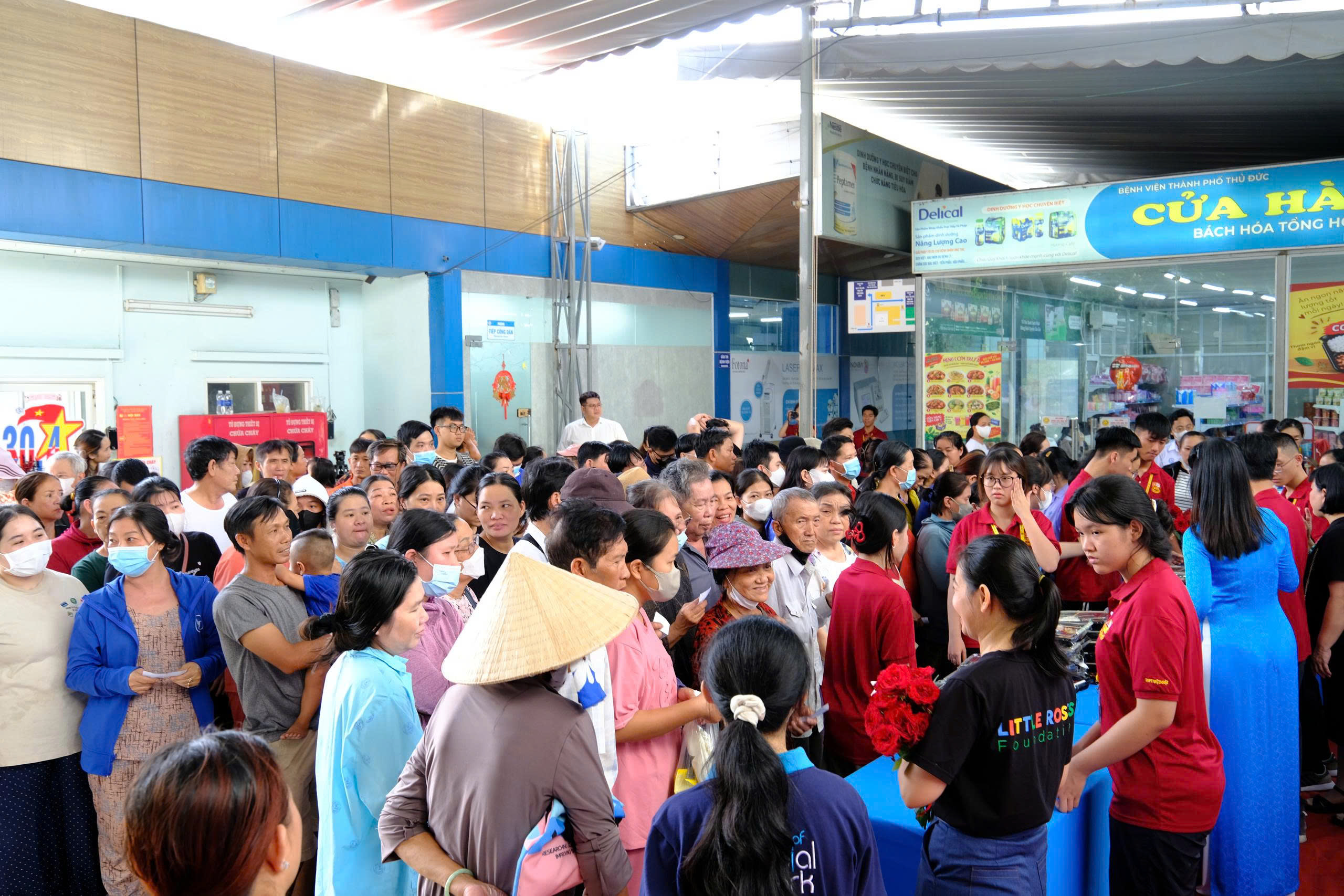 bua trua hanh phuc trao suat an gui yeu thuong den nguoi benh 2
