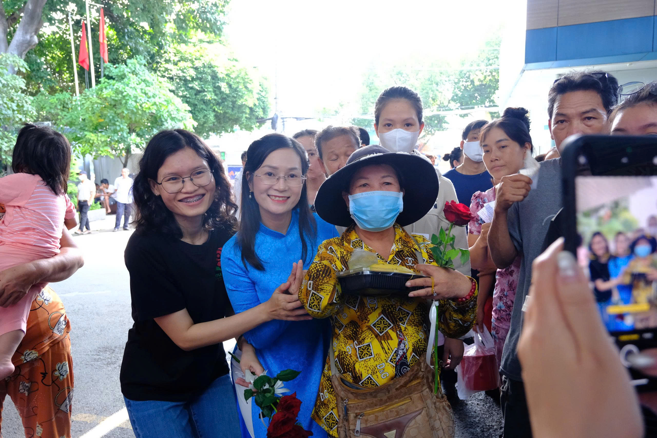 bua trua hanh phuc trao suat an gui yeu thuong den nguoi benh 3