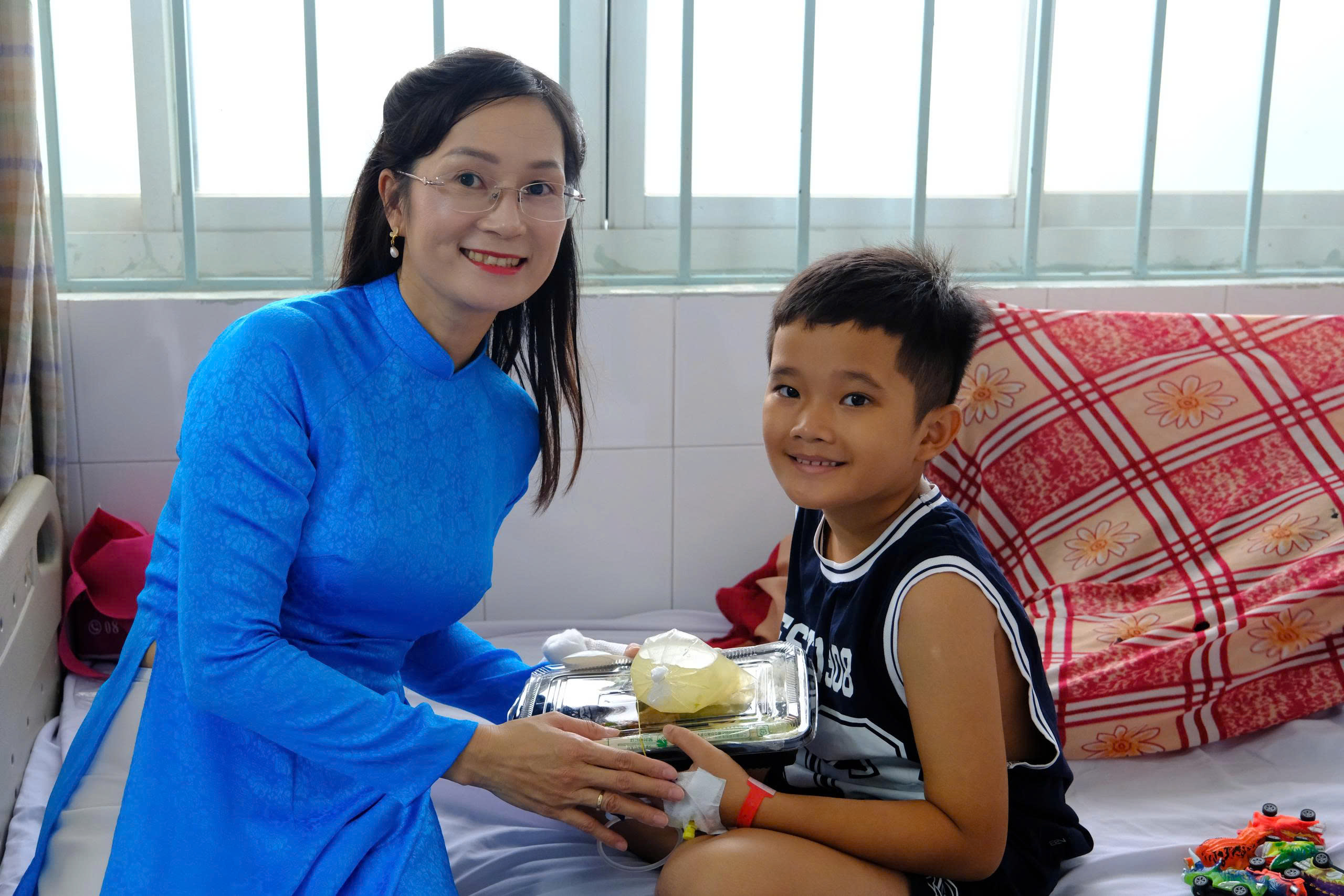“BỮA TRƯA HẠNH PHÚC” – TRAO SUẤT ĂN, GỬI YÊU THƯƠNG ĐẾN NGƯỜI BỆNH
